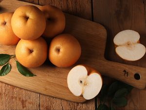 Preview wallpaper chinese pear, fruit, cutting board