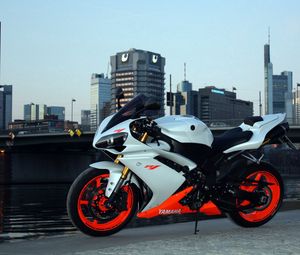 Preview wallpaper yamaha, r1, side view, city